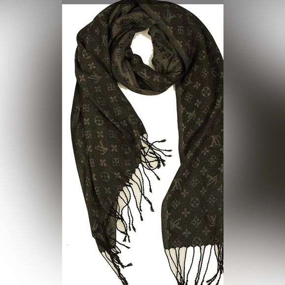 Louis Vuitton Monogram reversible Shawl. Pre own condition. - Picture 3 of 5